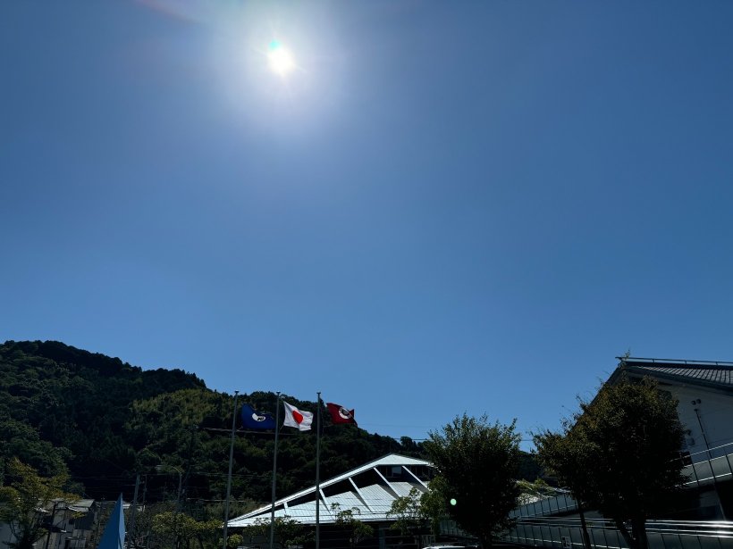 太陽と山と青空と建物